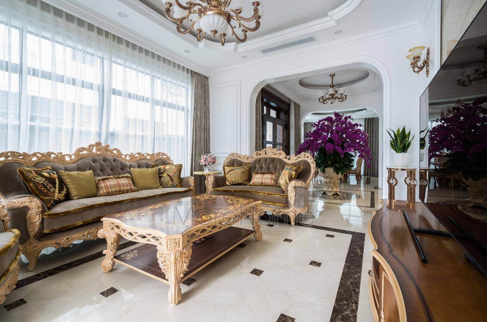 Nội thất tân cổ điển bao gồm bàn, ghế, kệ để tivi được làm từ chất liệu gỗ tự nhiên cao cấp, sofa nỉ, đá hoa cương đèn pha lê Mẫu nội thất biệt thự đẹp